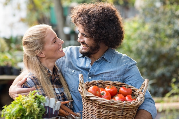 Couple, porter, frais, légumes, dehors, serre