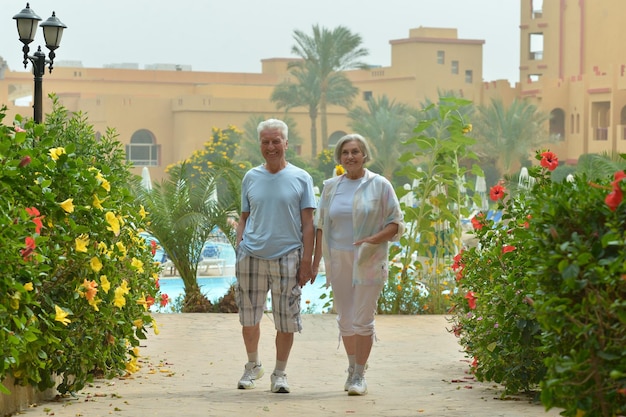 Couple posant au resort