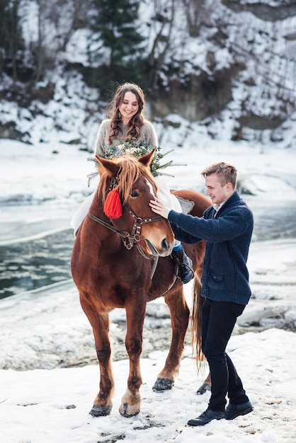 Couple posant ensemble dans la nature glaciale