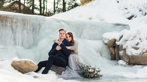 Couple posant ensemble dans la nature glaciale