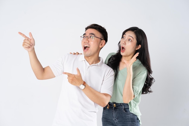 un couple posant sur un fond blanc