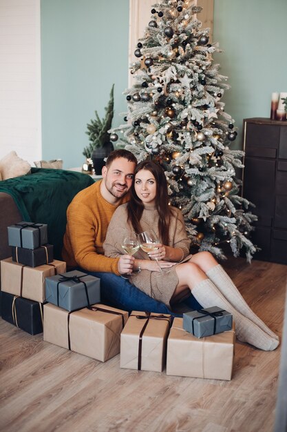 Couple posant le jour de Noël