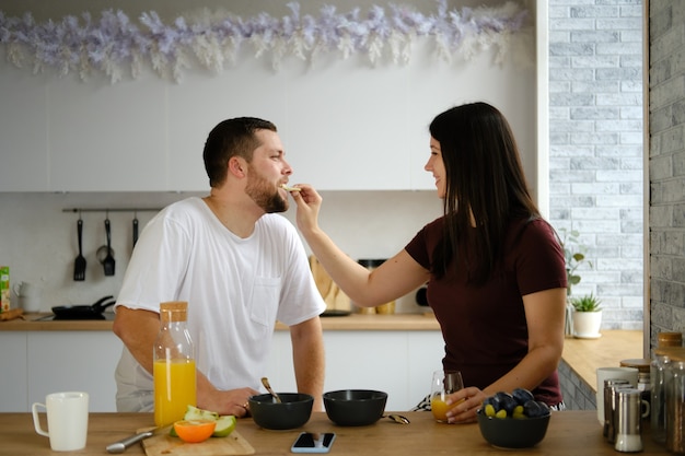 Couple prenant le petit déjeuner dans la cuisine