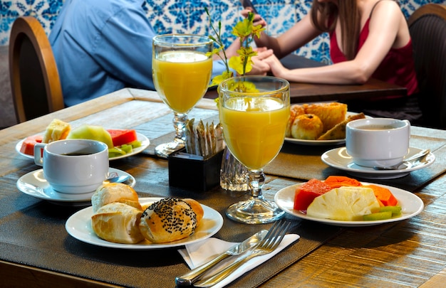 Couple prenant le petit déjeuner