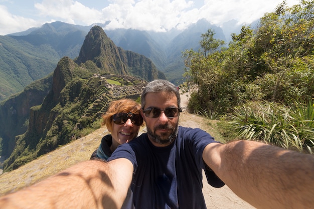 Couple prenant un selfie au Machu Picchu, au Pérou