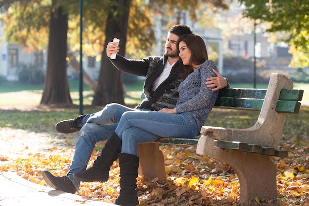 Couple prenant un selfie à l'extérieur dans le parc