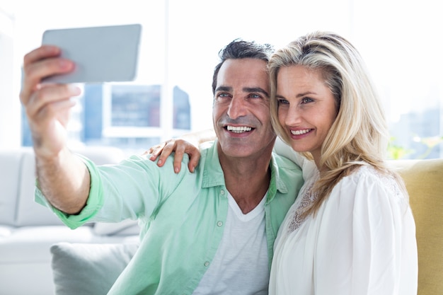 Couple prenant selfie à la maison