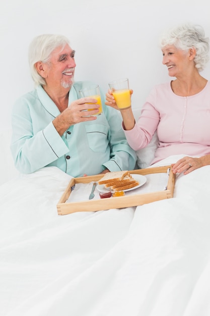 Couple prenant son petit déjeuner au lit