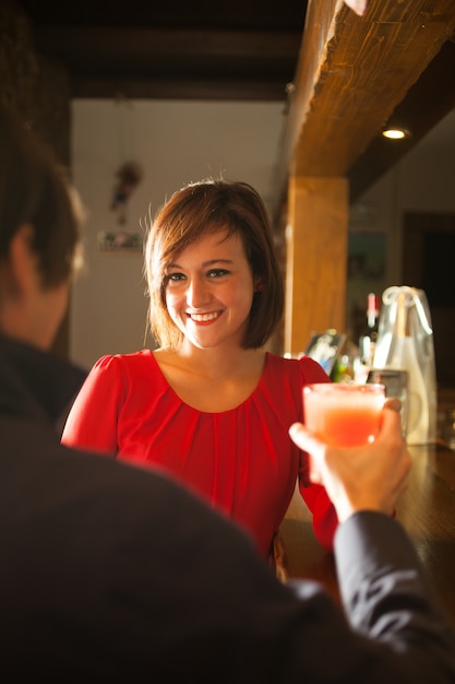 Couple prenant un verre dans un salon