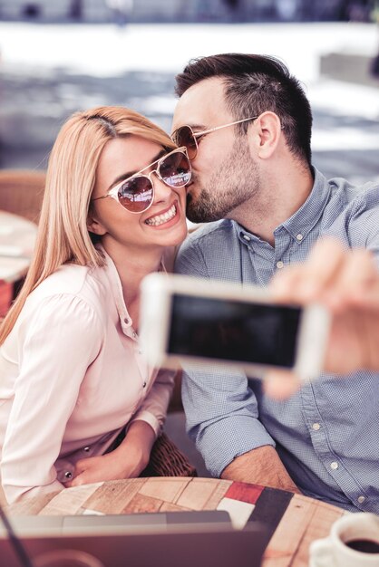 Couple, prendre, selfie, café