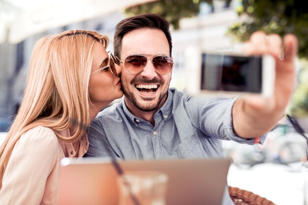 Couple, prendre, selfie, café