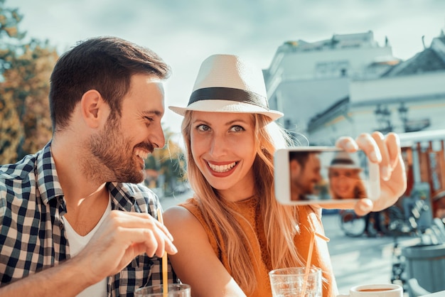 Couple, prendre, selfie, café