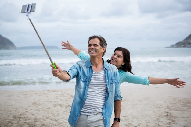 Couple, prendre, selfie, plage