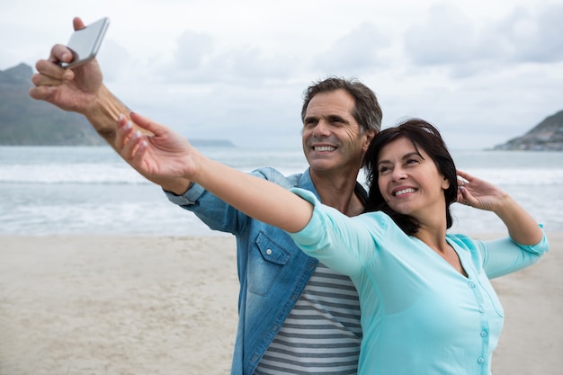 Couple, prendre, selfie, plage