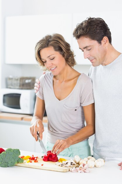 Couple préparant des légumes