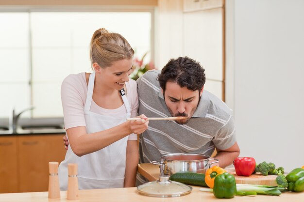 Couple préparant une sauce