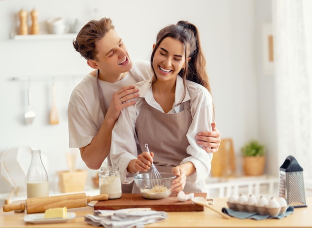 Le couple prépare la pâtisserie