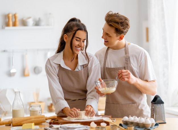 Le couple prépare la pâtisserie