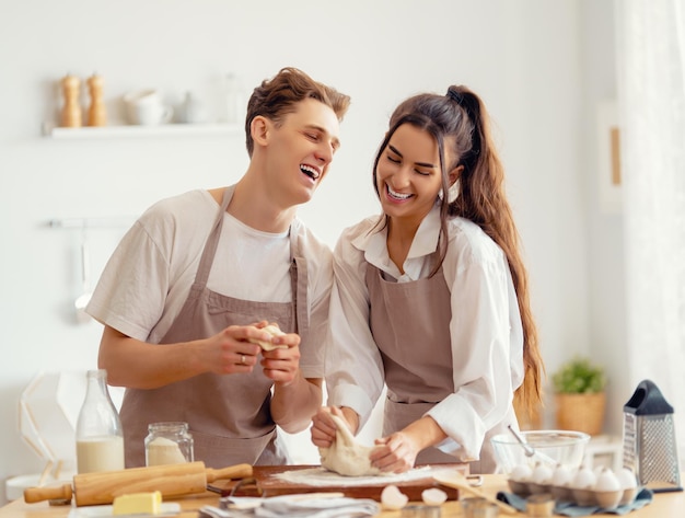 Le couple prépare la pâtisserie