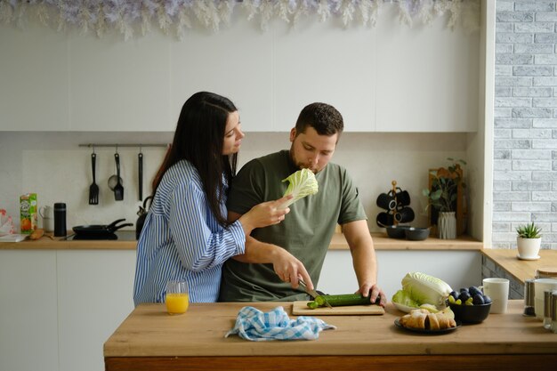 Couple prépare le petit déjeuner dans la cuisine