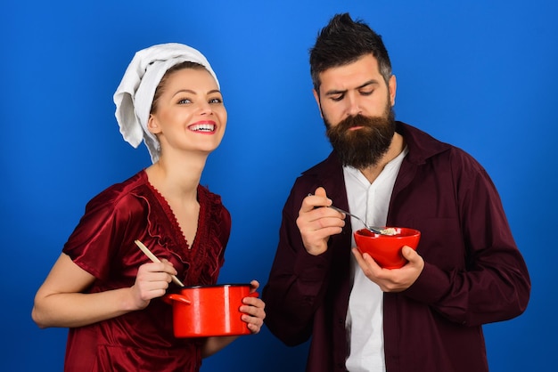 Couple prépare le petit-déjeuner les gens aiment les sentiments relation alimentaire style de vie aimant couple homme et