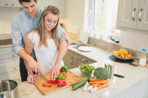 Couple, préparer des légumes