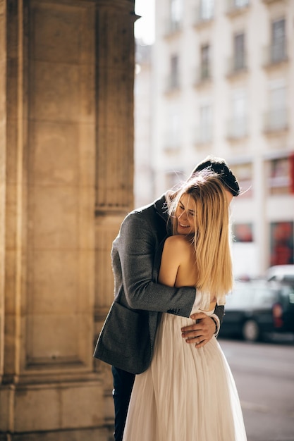 Couple près du vieux bâtiment