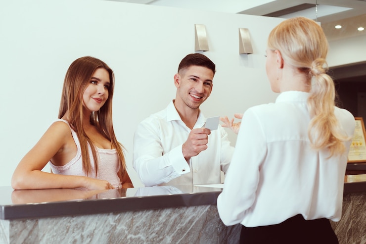 Photo couple près de la réception de l'hôtel