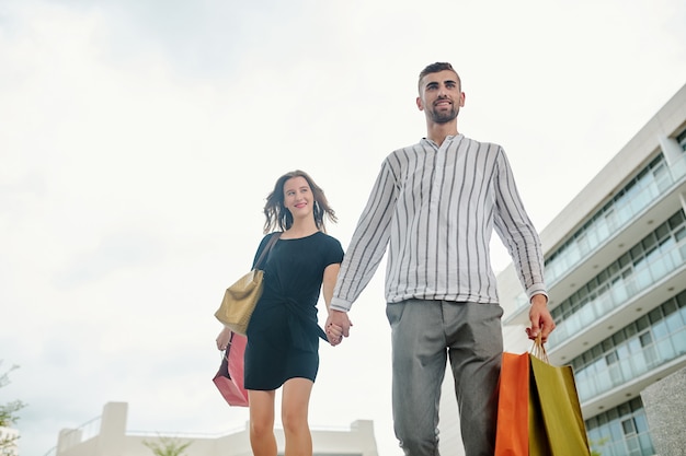 Couple Pressé Pour Une Autre Vente