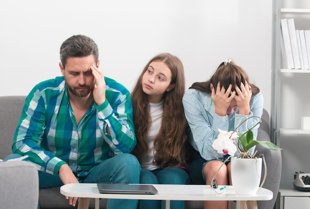 Photo couple de problèmes avec un enfant adolescent malheureux discutant de problèmes d'inquiétude conflits familiaux conjugaux tristes