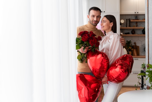 Photo couple profitant de la célébration de la saint-valentin