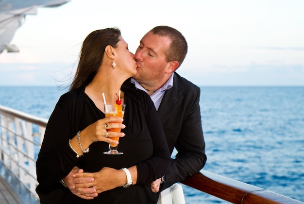 Photo couple profitant d'une croisière