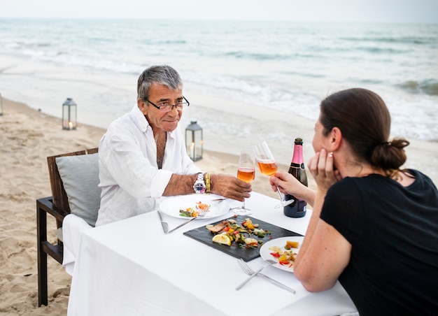 Couple profitant d&#39;un dîner romantique à la plage