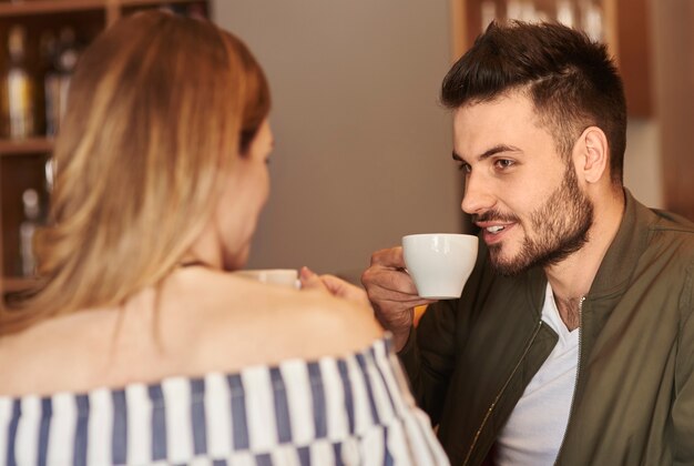 Couple profitant du temps avec une tasse de café