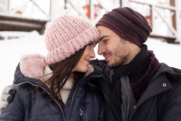 Couple profitant de la journée dans un hiver froid