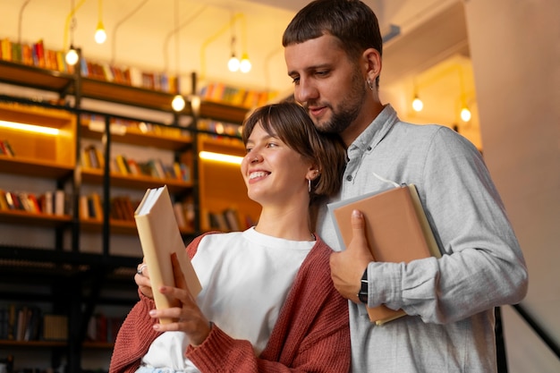 Photo couple profitant de leur rendez-vous en librairie