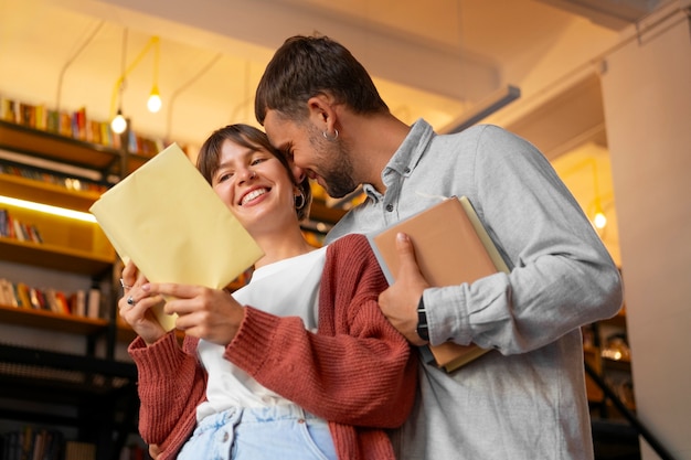 Photo couple profitant de leur rendez-vous en librairie