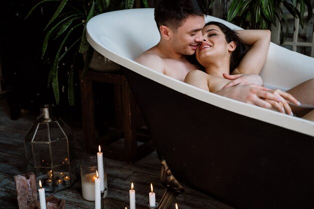 Couple profitant de moments romantiques dans la baignoire à la maison