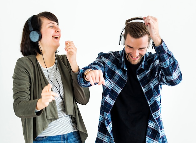 Couple profitant de la musique isolée