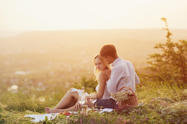 couple profitant d'un pique-nique