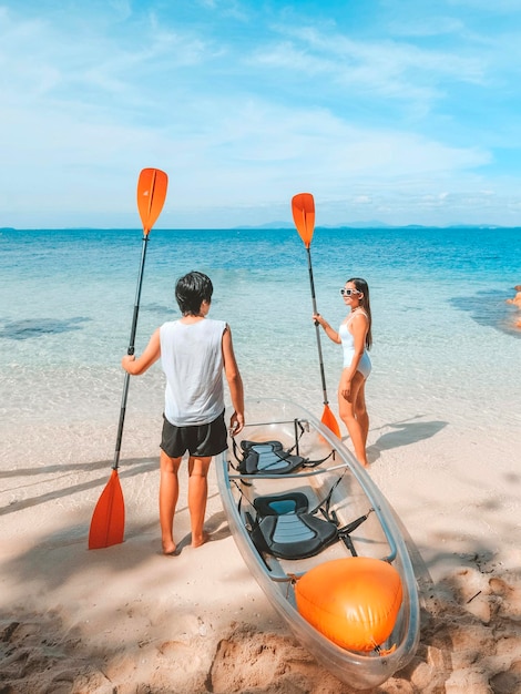 Un couple profitant de vacances à la plage dans un complexe tropical avec une piscine côtière magnifiquement aménagée au coucher du soleil destination de lune de miel à Koh mun nork Thaïlande