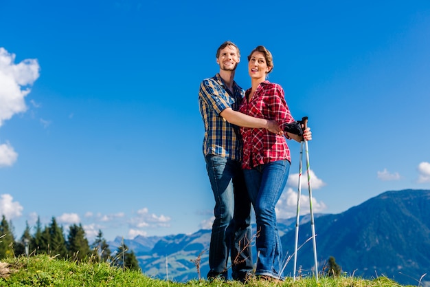 Couple profitant d&#39;une vue de randonnée dans les montagnes alpines