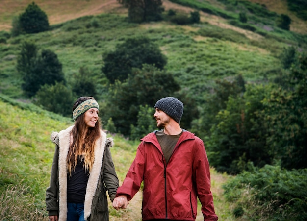 Couple profiter de la nature ensemble