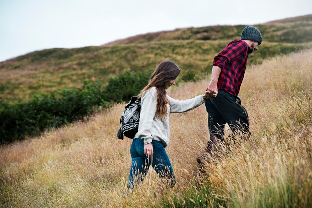 Photo couple profiter de la nature ensemble