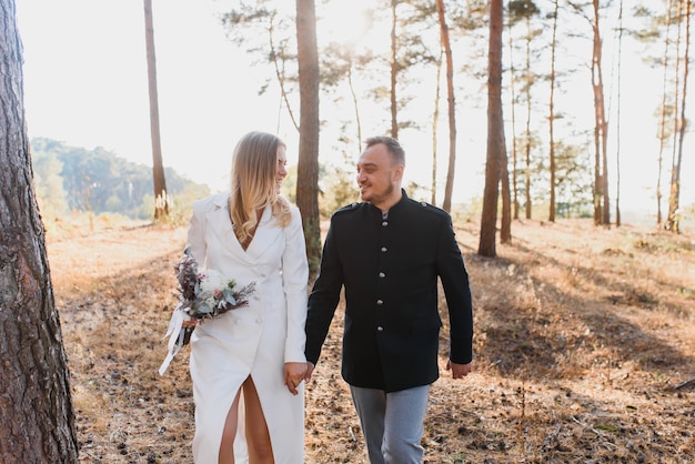 Couple sur une promenade romantique à travers les bois