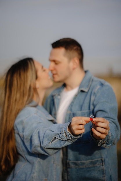 Un couple propose une pilule rouge.