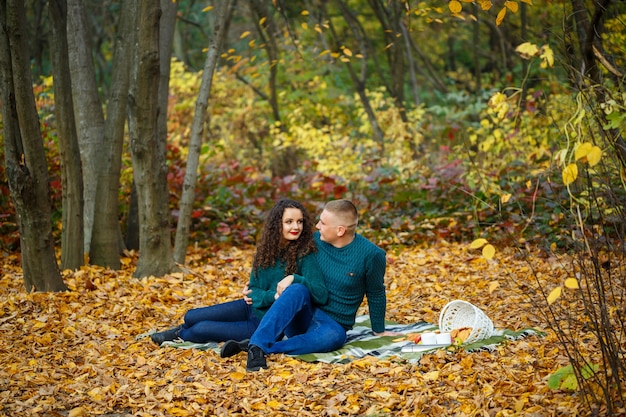 Couple en pulls dans le parc en automne