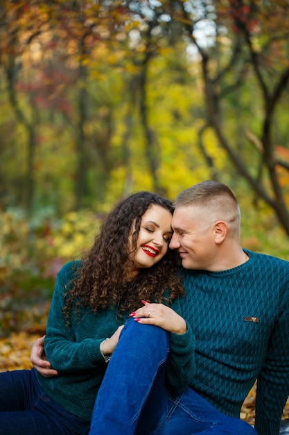 Couple en pulls dans le parc en automne