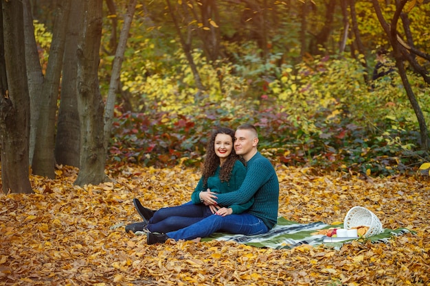 Couple en pulls dans le parc en automne