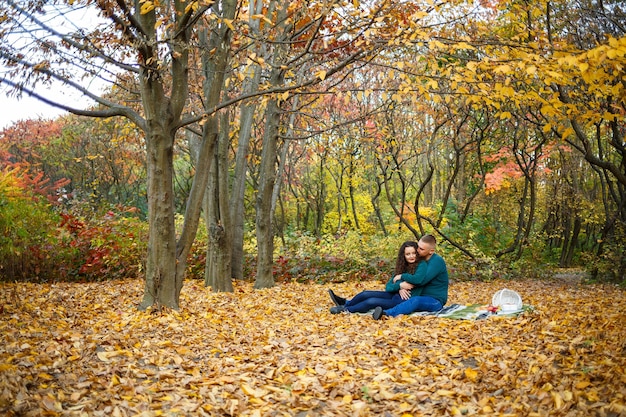 Couple en pulls dans le parc en automne